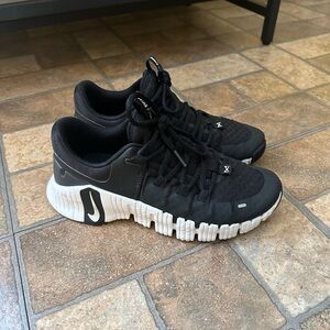 Women’s Nike Metcon 5 Sneakers